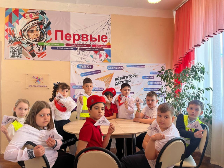 Юнармейцы, активисты Движения Первых, Орлята России и отряд профилактики правонарушения "ЮИД" написали письма бойцам специальной военной операции, в которых поздравили наших защитников с предстоящим праздником – Днём Победы!.